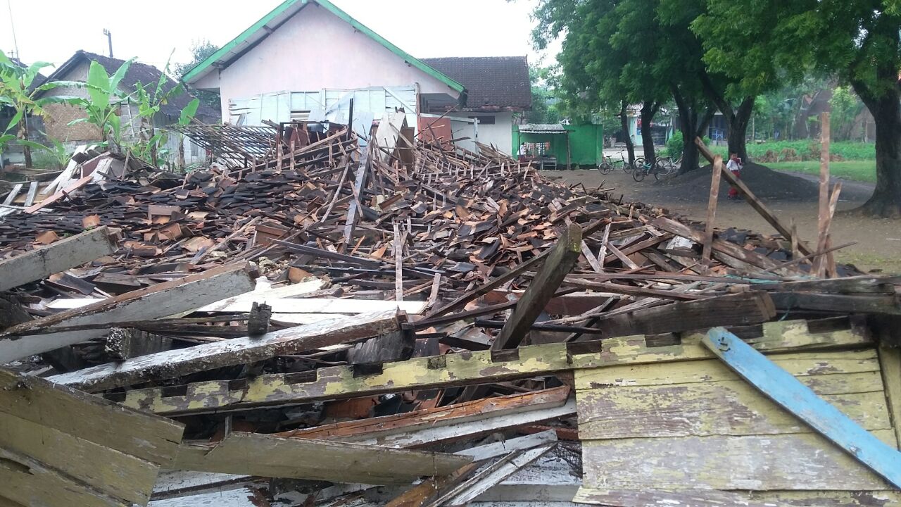 Diterjang Angin, Bangunan TK di Kedungadem Roboh